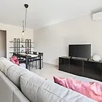 Cosy 1bdr Flat With Pool In By Lovelystay 아파트