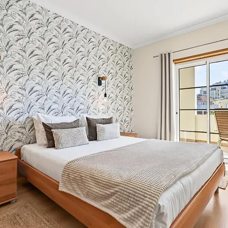 Cosy 1bdr Flat With Pool In By Lovelystay פורטימאו