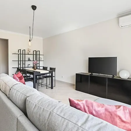 Cosy 1bdr Flat With Pool In By Lovelystay דירה