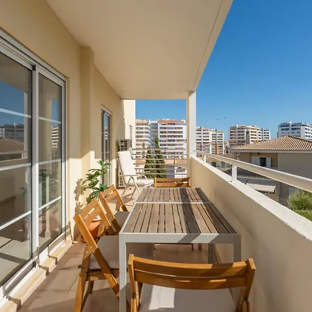 Cosy 1bdr Flat With Pool In By Lovelystay דירה