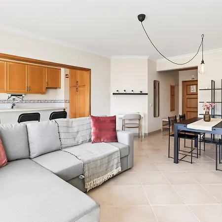 Cosy 1bdr Flat With Pool In By Lovelystay פורטימאו