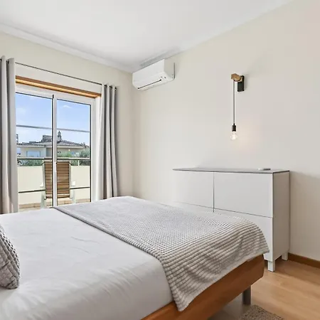 Cosy 1bdr Flat With Pool In By Lovelystay דירה