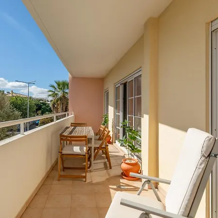 Cosy 1bdr Flat With Pool In By Lovelystay דירה