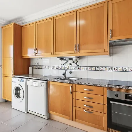 Cosy 1bdr Flat With Pool In By Lovelystay شقة بورتيماو